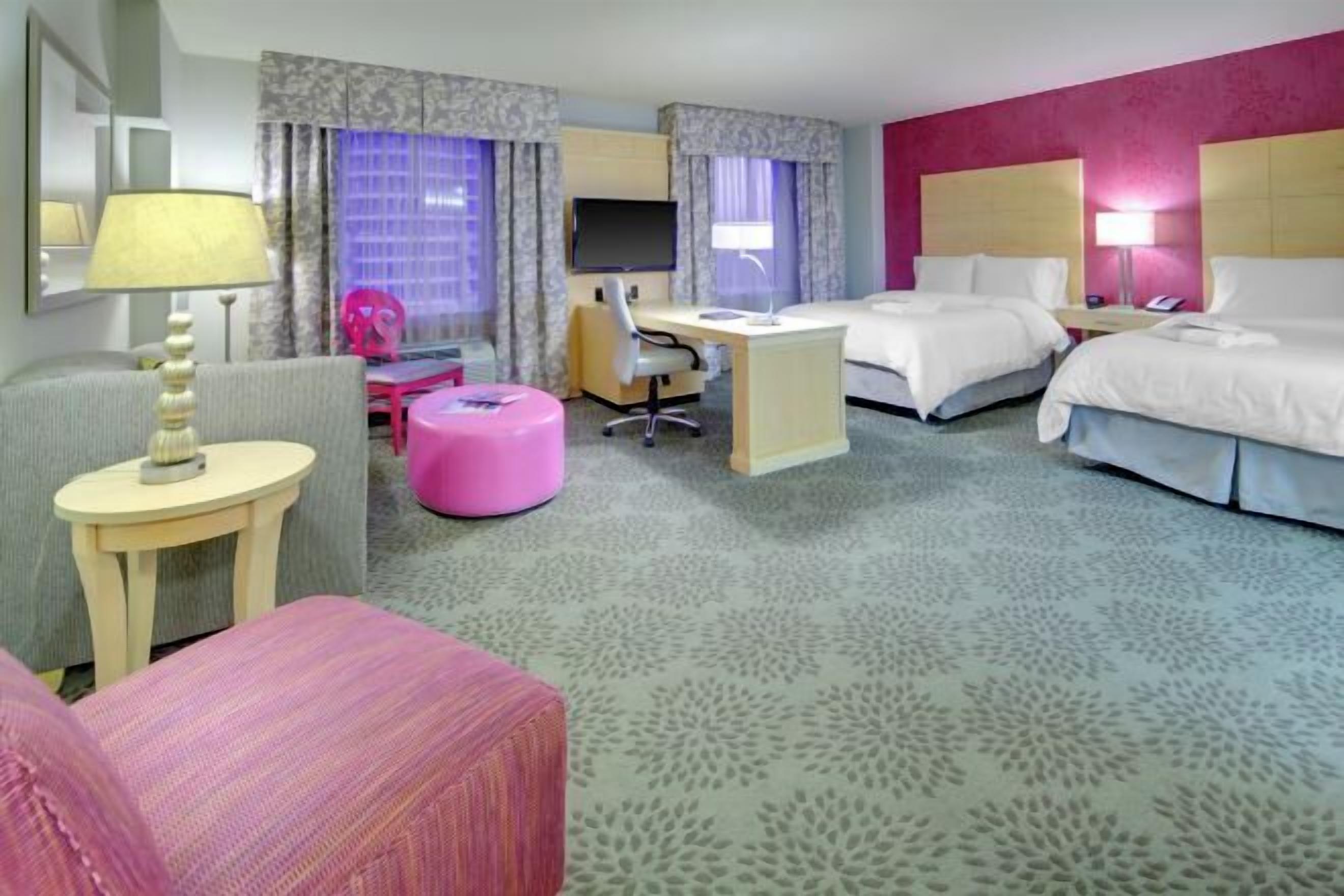 Hypo-allergenic bedding, in-room safe, desk, blackout drapes