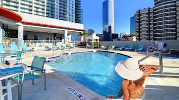 Alberca al aire libre, camas balinesas gratuitas y camastros