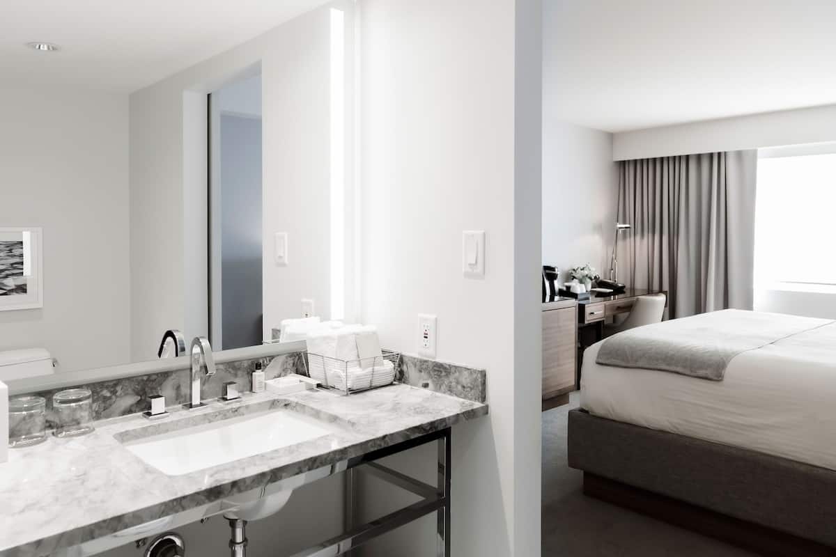classic room, 1 king bed, city view | bathroom | combined shower/bathtub, deep-soaking bathtub, designer toiletries