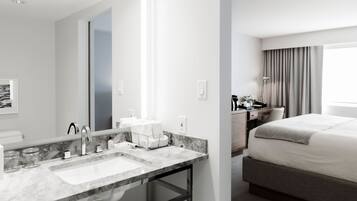 Classic Room, 1 King Bed, City View | Bathroom