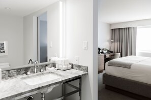 Habitación clásica, 1 cama King size, vista a la ciudad | Baño | Tina con regadera, tina profunda, amenidades de baño de diseñador 