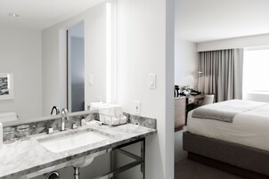 Bañera con ducha, bañera profunda, artículos de tocador de diseñador