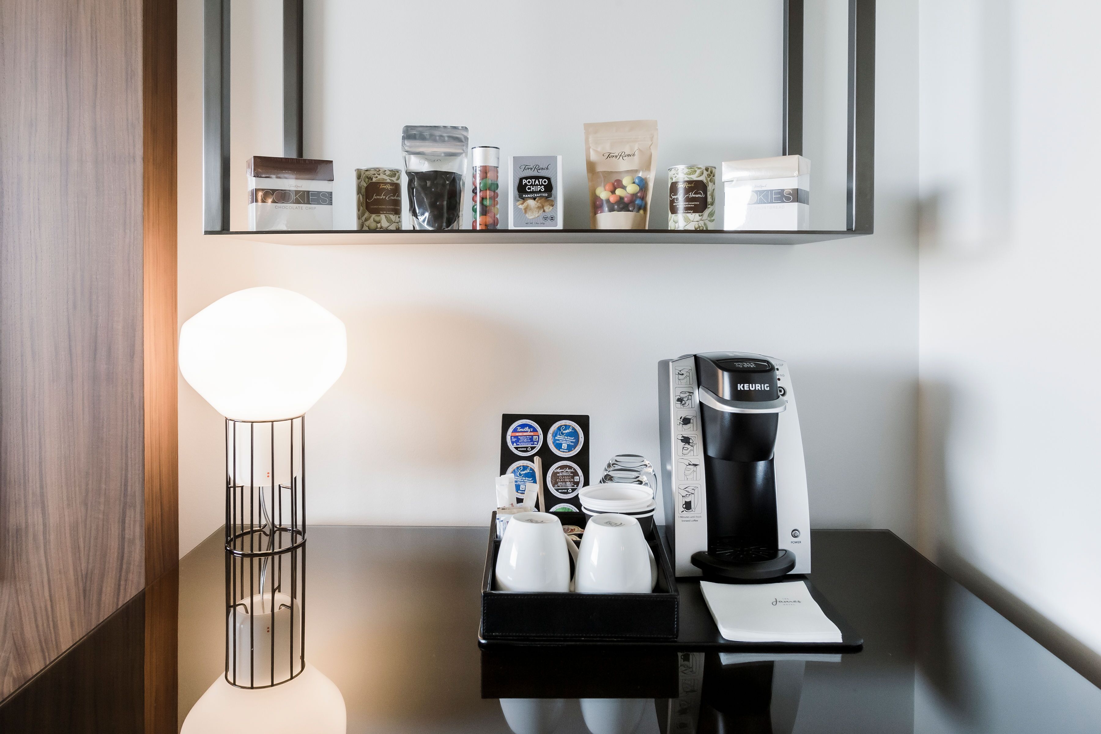 classic room, 1 king bed, city view | room amenity