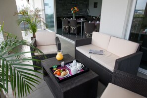 Lobby sitting area - Hotel Les Domes (Saleilles)