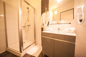 Double room or Twin room | Bathroom | Shower, free toiletries, hair dryer, towels - Hotel Les Domes (Saleilles)
