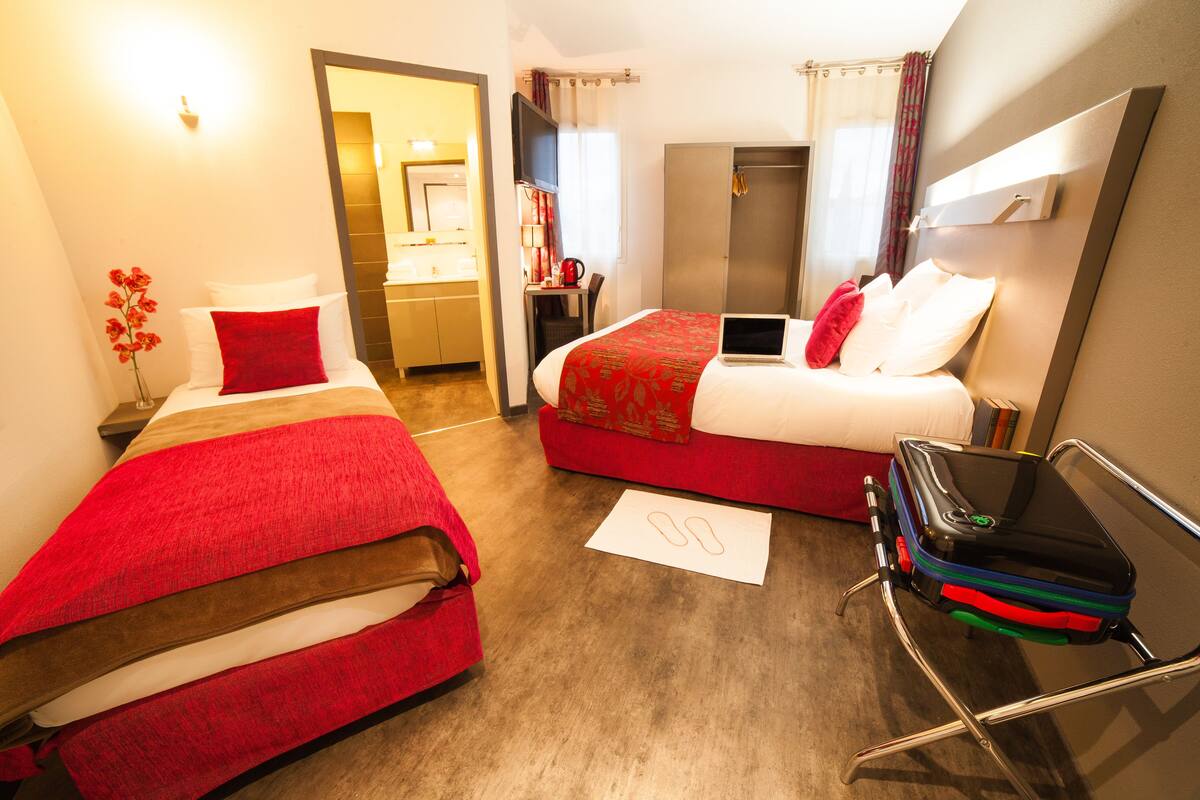 Superior Triple Room | 1 bedroom, premium bedding, in-room safe, desk