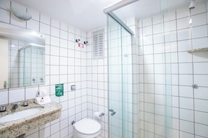 Chambre Standard double, 1 lit double | Salle de bain | Douche, séchoir à cheveux, serviettes fournies, savon