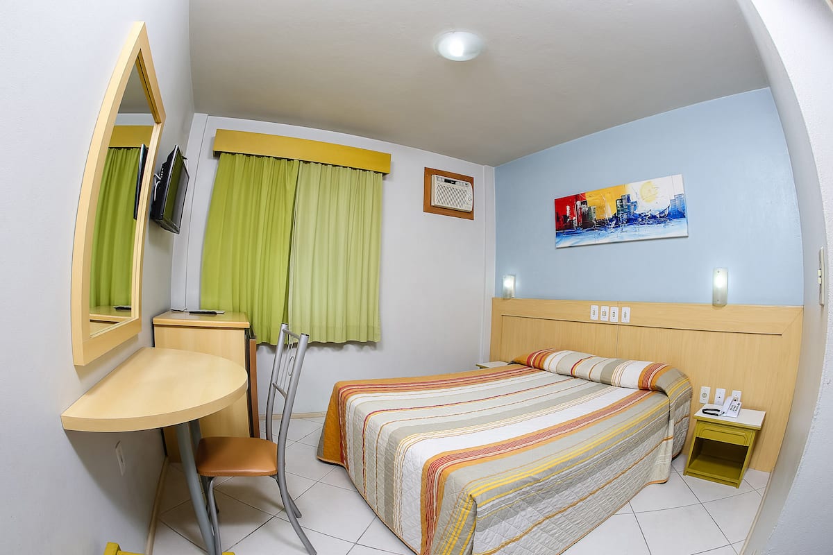 Een minibar, een kluis op de kamer, een bureau, verduisterende gordijnen