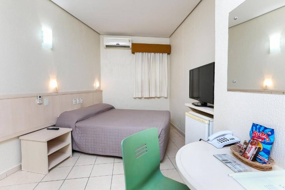 Minibar, Zimmersafe, Schreibtisch, Verdunkelungsvorhänge