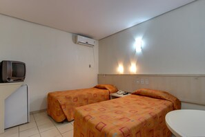 Minibar, caja de seguridad en la habitación y escritorio 