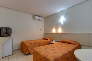 Frigobar, cofres nos quartos, escrivaninha, cortinas blackout