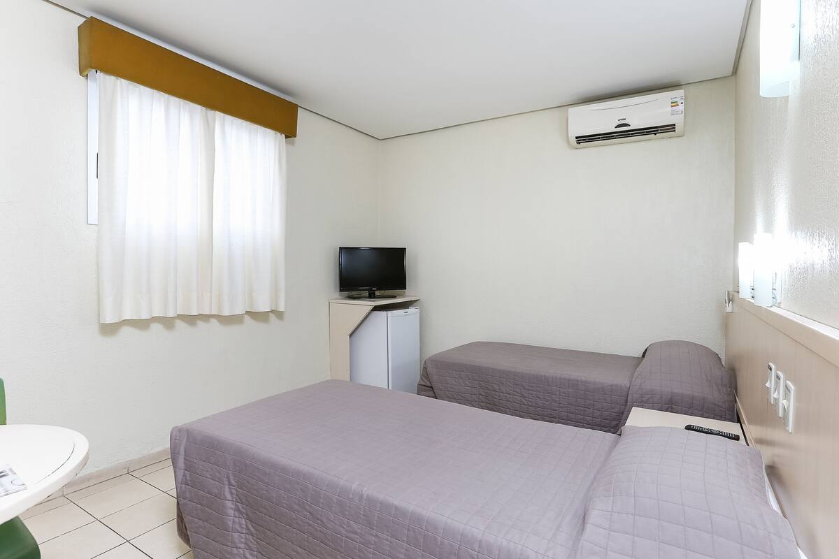 Minibar, Zimmersafe, Schreibtisch, Verdunkelungsvorhänge
