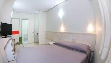 Minibar, caja fuerte, escritorio y cortinas opacas