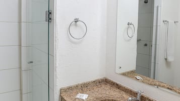 Ducha, secador de pelo, toallas, jabĂłn