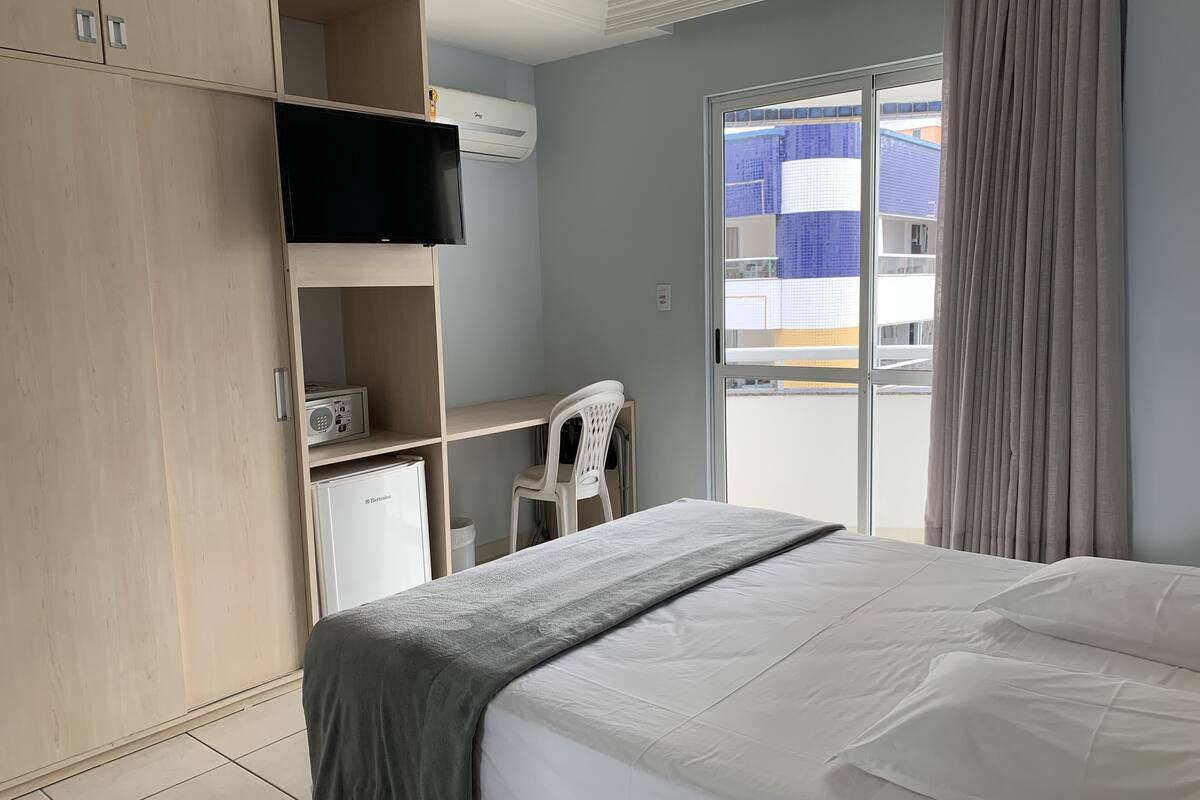 Minibar, in-room safe, desk, WiFi (free)