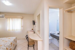 Minibar, caja de seguridad en la habitación y escritorio
