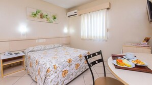Rom – standard, 1 dobbeltseng | Minibar, safe på rommet, skrivebord og blendingsgardiner