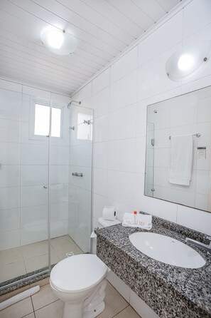 Shower, hair dryer, towels, soap - Hotel Express Canoas (Canoas)