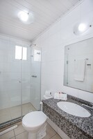 Ducha, secador de pelo, toallas y jabón