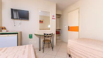 Tomannsrom – standard, 2 enkeltsenger | Minibar, safe på rommet, skrivebord og blendingsgardiner