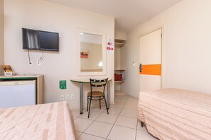 Habitación estándar con 2 camas individuales, 2 camas individuales | Minibar, caja fuerte, escritorio y cortinas opacas