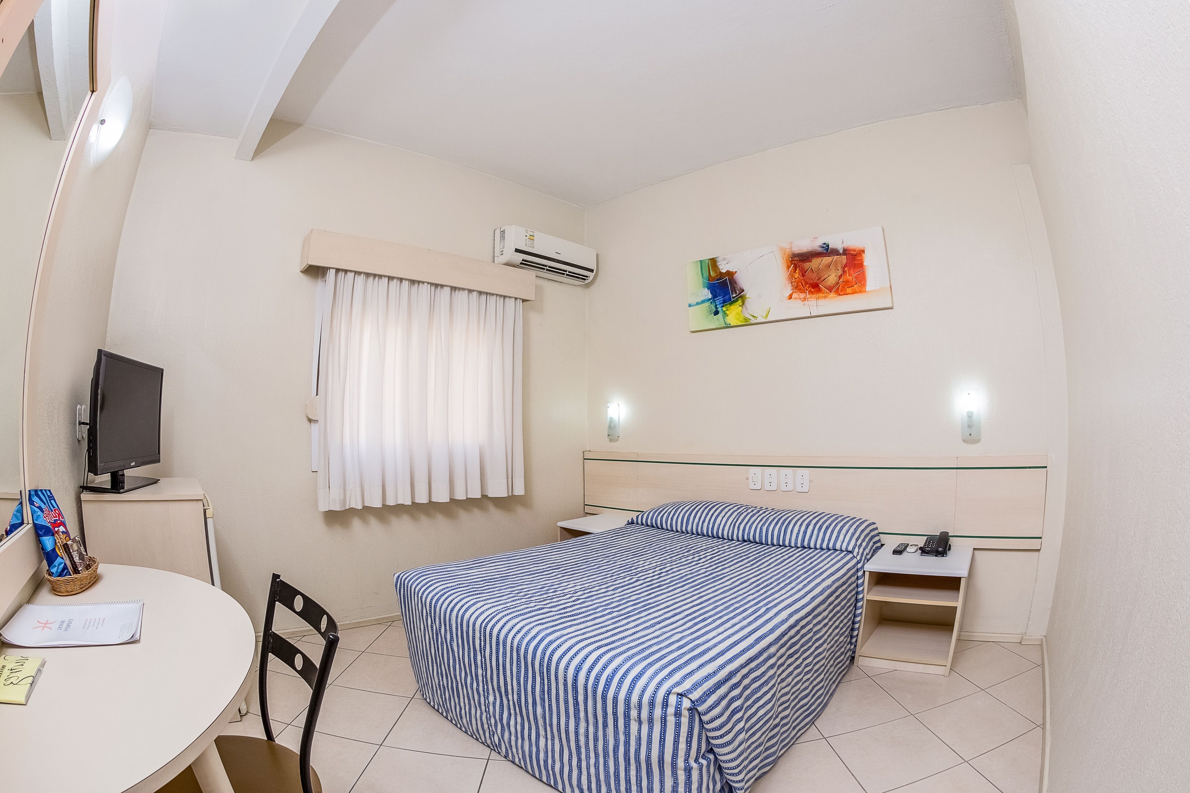 Minibar, Zimmersafe, Schreibtisch, Verdunkelungsvorhänge