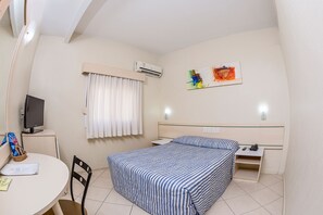 Minibaari, tallelokero huoneessa, työpöytä, pimennysverhot