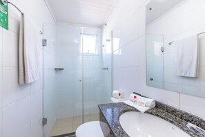 Phòng Tiêu chuẩn, 1 giường đôi | Phòng tắm | Buồng tắm vòi sen, máy sấy tóc, khăn tắm, xà phòng 