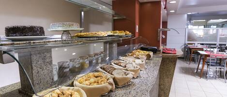 Se sirven almuerzos y cenas, cocina brasileña