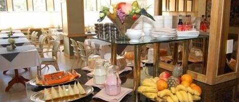 Petit déjeuner, déjeuner et dîner servis sur place