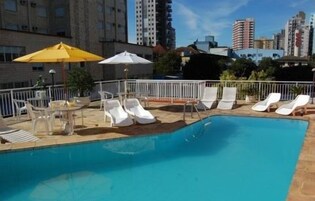 Piscina externa, guarda-sóis, espreguiçadeiras