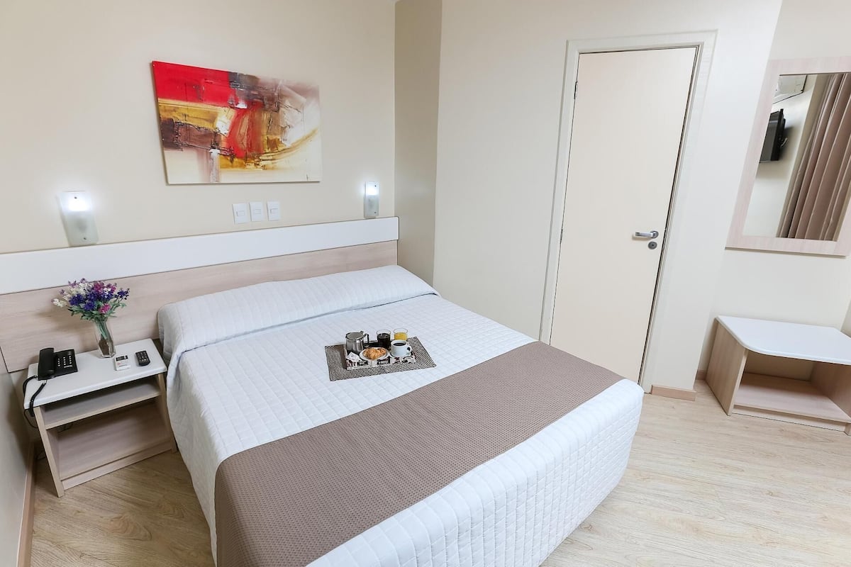 Minibar, Zimmersafe, Schreibtisch, Verdunkelungsvorhänge