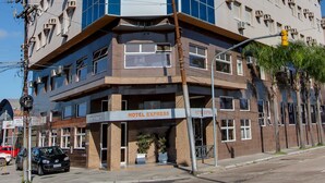 Un hotel de diseño moderno, con un llamativo letrero de 'HOTEL EXPRESS' en la fachada.