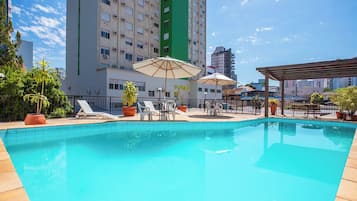 Piscina externa, funciona das 6h às 22h, guarda-sóis, espreguiçadeiras