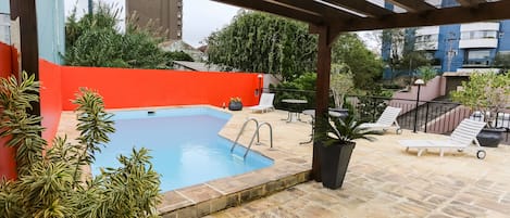 Piscine extérieure, parasols de plage, chaises longues