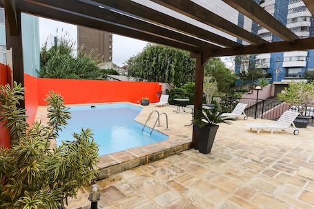 Piscina externa, funciona das 6h às 22h, guarda-sóis, espreguiçadeiras