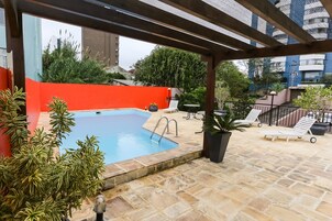 Piscina externa, funciona das 6h às 22h, guarda-sóis, espreguiçadeiras