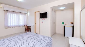 Standaard tweepersoonskamer, 1 tweepersoonsbed | Een minibar, een kluis op de kamer, een bureau, verduisterende gordijnen