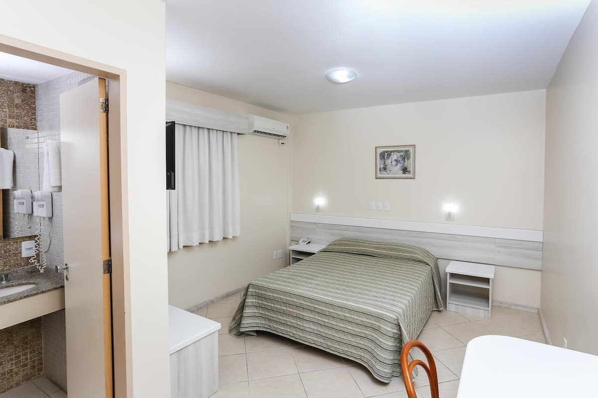 Minibar, caja de seguridad en la habitación y escritorio