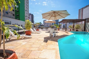Piscina externa, funciona das 6h às 22h, guarda-sóis, espreguiçadeiras