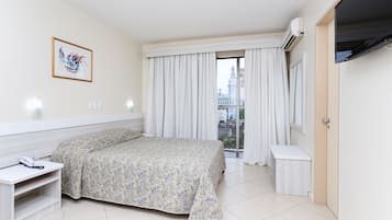 Minibar, caja de seguridad en la habitación y escritorio