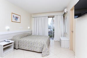 Frigobar, cofres nos quartos, escrivaninha, cortinas blackout