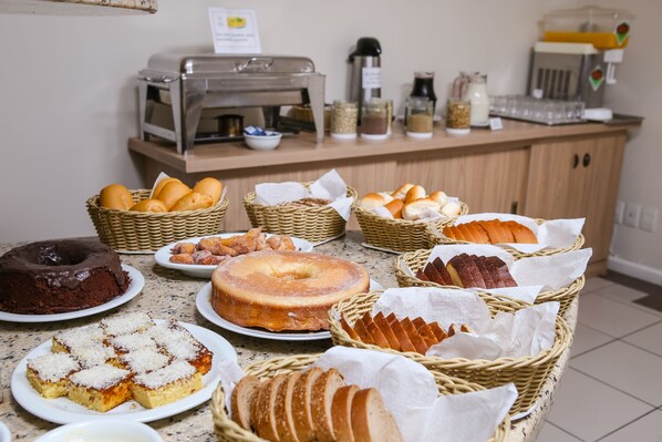 Café da manhã com buffet grátis todos os dias
