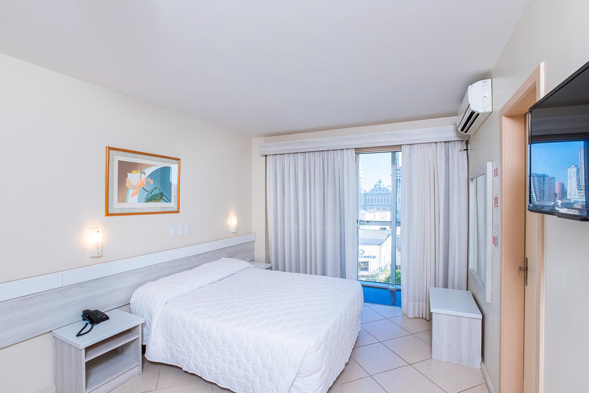 Frigobar, cofres nos quartos, escrivaninha, cortinas blackout