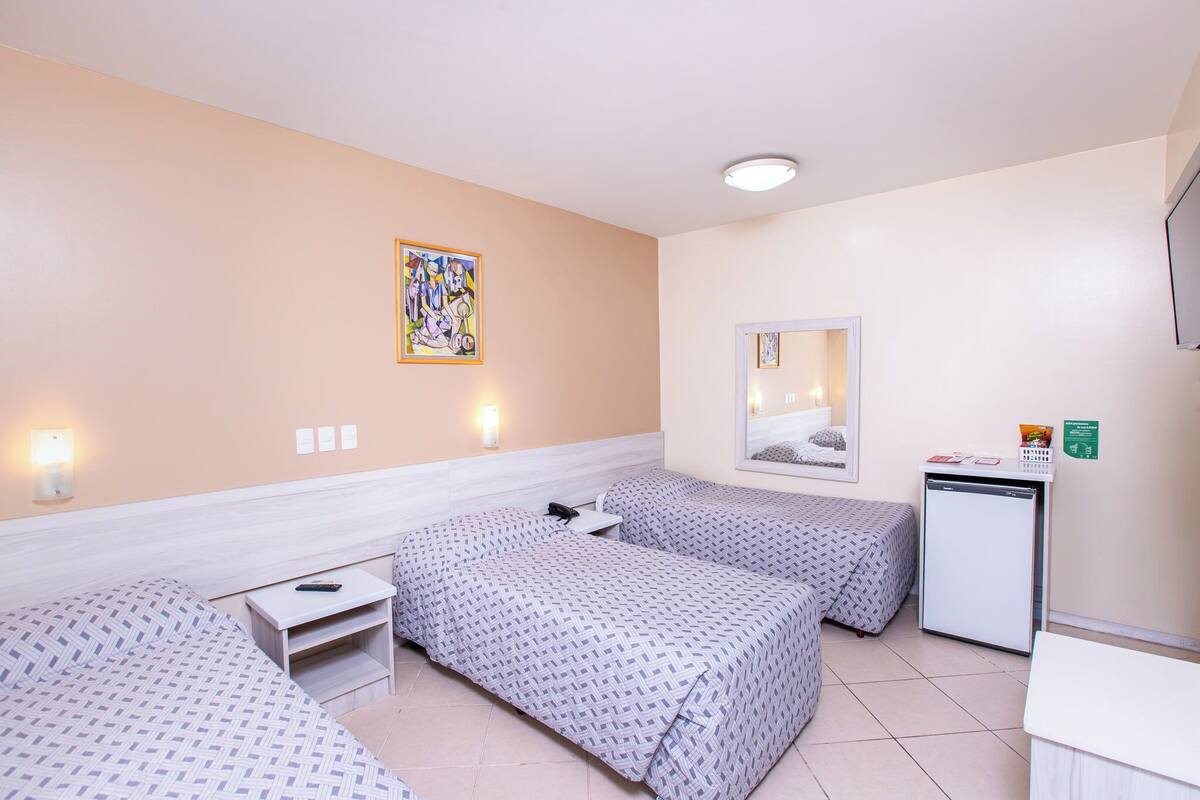 Kamar Twin Standar, 2 Tempat Tidur Twin | Minibar, brankas, meja kerja, dan tirai kedap cahaya
