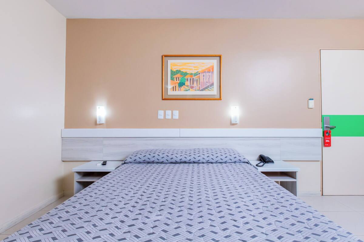 Kamar Double Standar, 1 Tempat Tidur Double | Minibar, brankas, meja kerja, dan tirai kedap cahaya