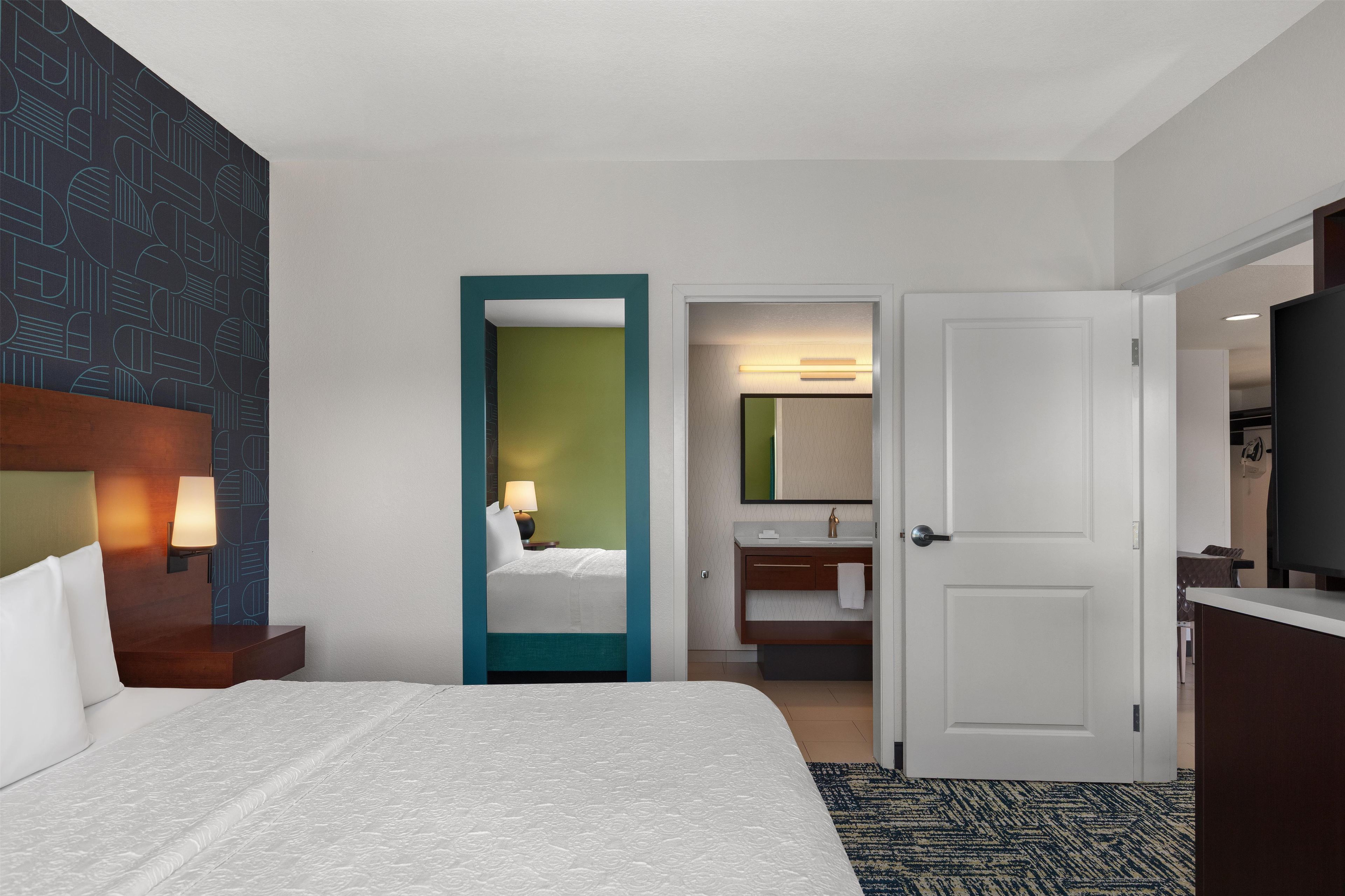 Une chambre d’hôtel avec un lit, une salle de bain et un téléviseur.