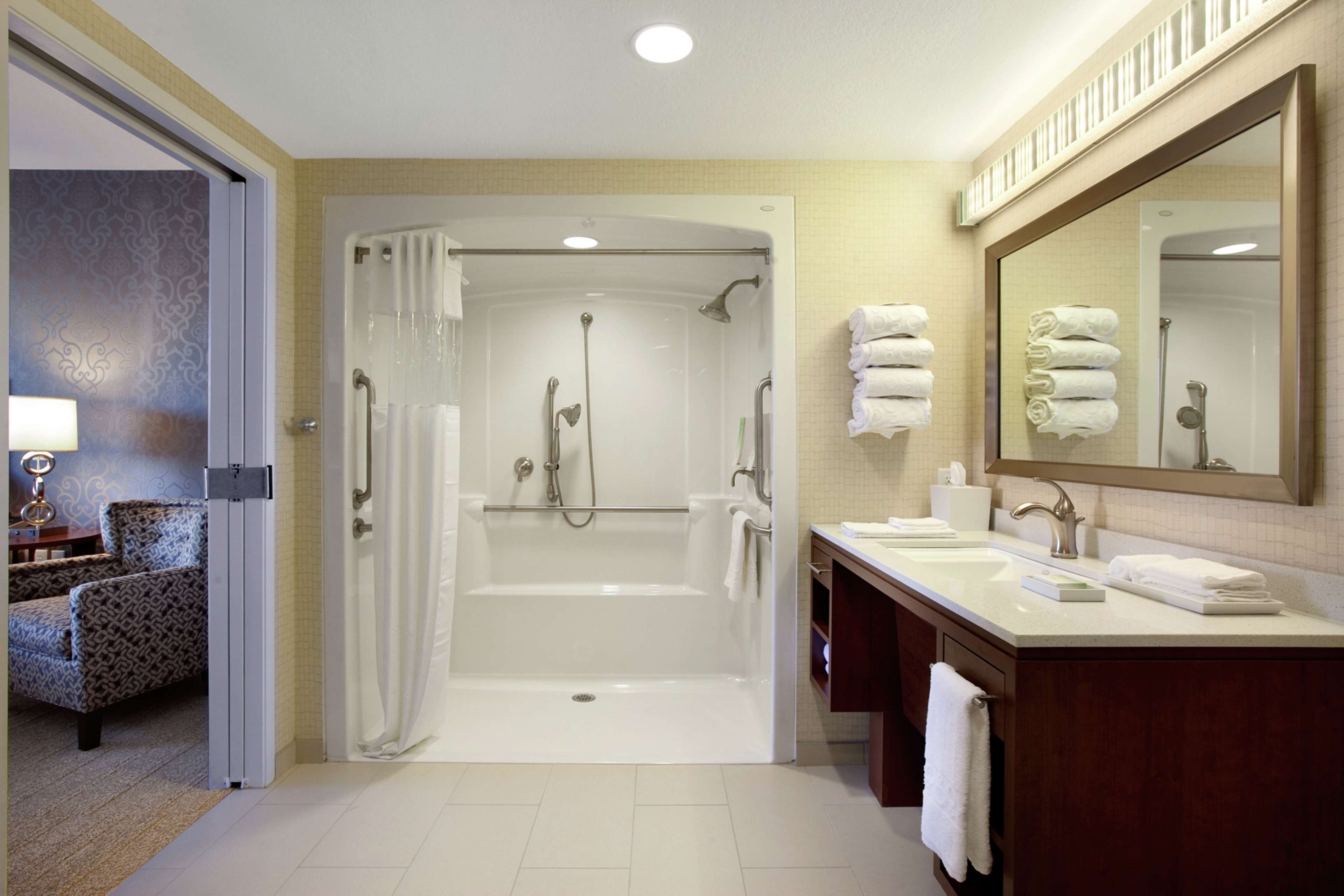studio, accessible | bathroom | combined shower/bathtub, hydromassage showerhead, hair dryer, towels