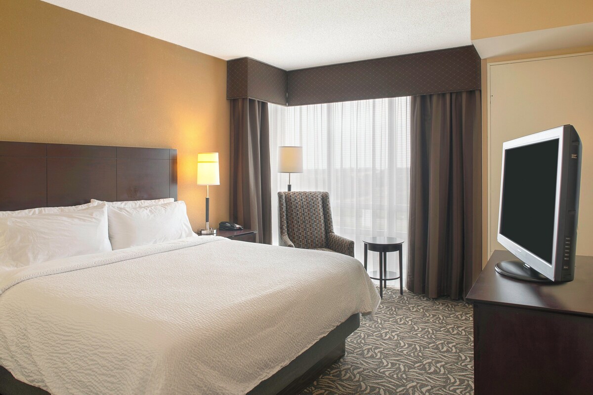 Suite, 1 King Bed | Desk, laptop workspace, blackout curtains, iron/ironing board