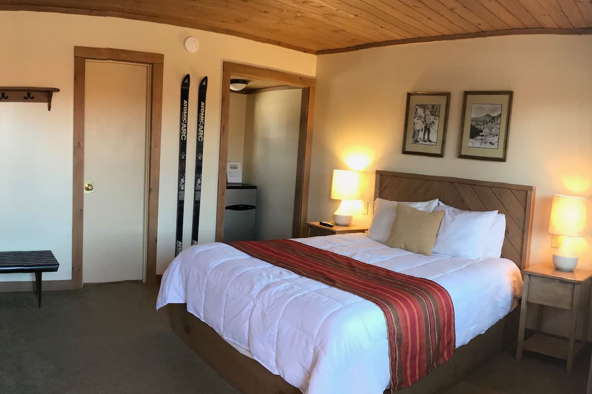 Een bureau, gratis wifi, beddengoed
